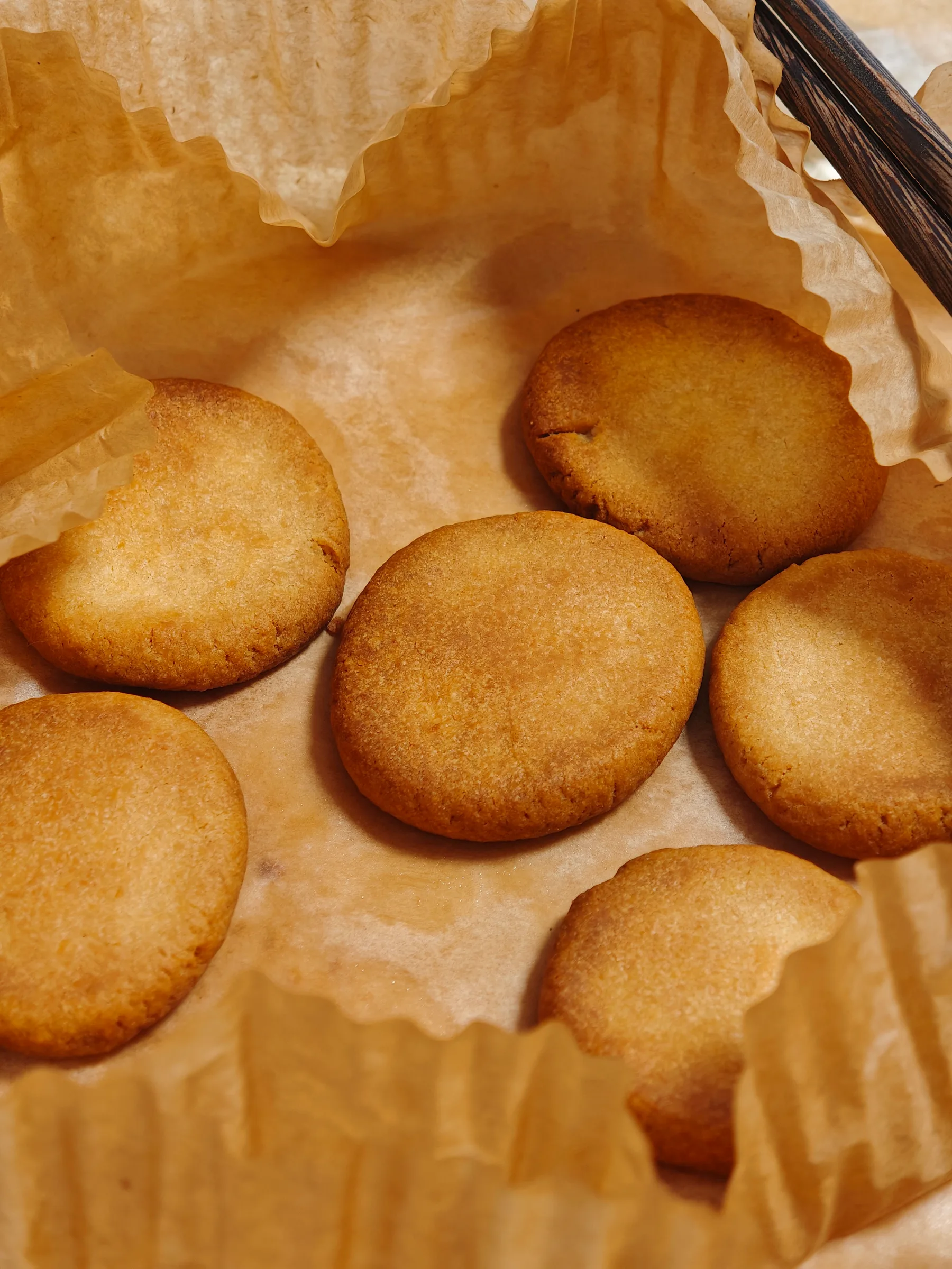 Round cookies on baking paper